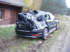 В Эстонии перевернулся автовоз с новыми Mercedes-Benz
