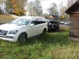 В Эстонии перевернулся автовоз с новыми Mercedes-Benz